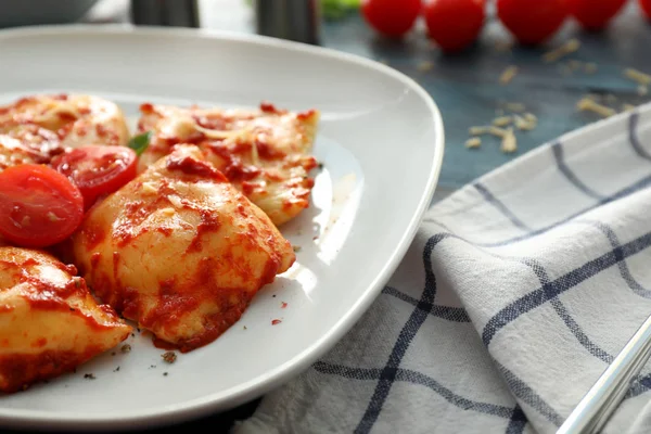 Tabak pişmiş Mantı masada, closeup ile