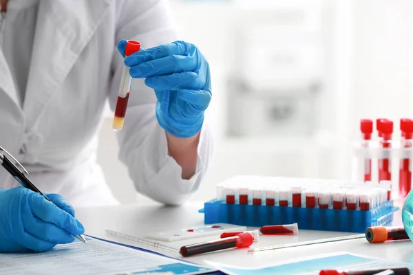 Woman Working Blood Sample Laboratory — Stock Photo, Image