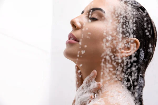 Schöne Junge Frau Unter Der Dusche Badezimmer — Stockfoto