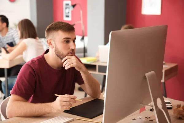 Especialista Que Trabaja Oficina — Foto de Stock