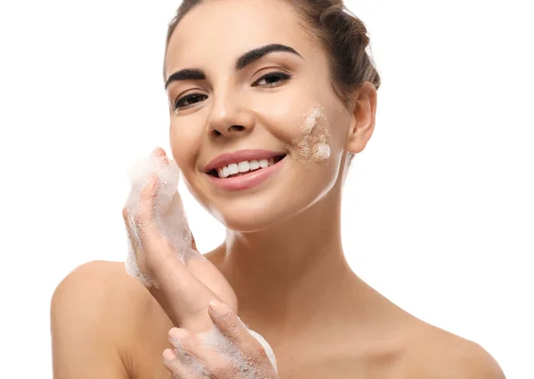 Hermosa Joven Con Espuma Jabón Sobre Fondo Blanco — Foto de Stock