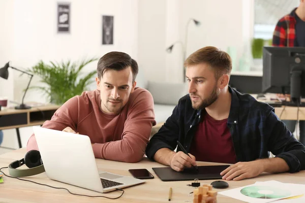 Especialistas Que Trabajan Oficina — Foto de Stock