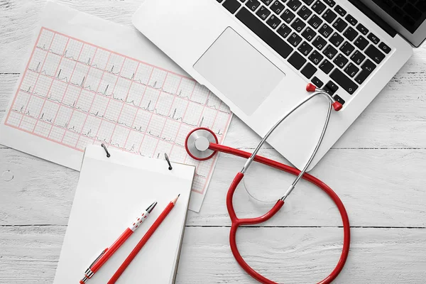 Stetoskop Kardiyogram Masa Üstünde Laptop Ile Sağlık Kavramı — Stok fotoğraf