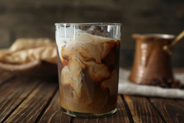 木製のテーブルにミルク入りアイス コーヒーのグラス — ストック写真