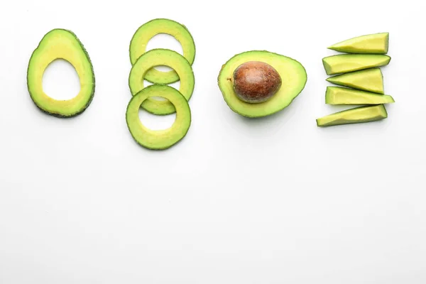 Composición Con Aguacate Cortado Sobre Fondo Blanco — Foto de Stock