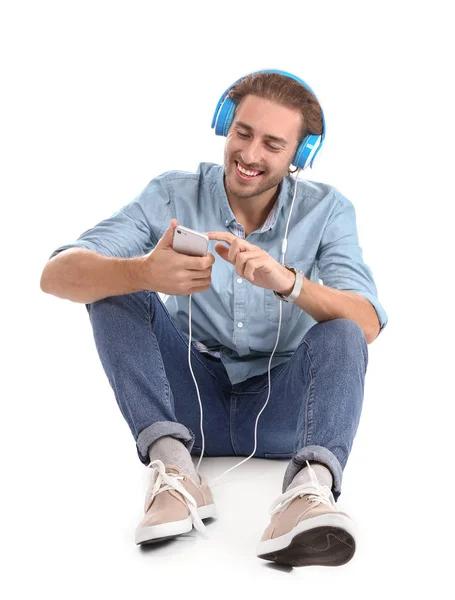 Joven Escuchando Música Sobre Fondo Blanco —  Fotos de Stock