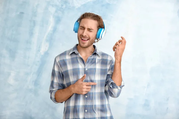 Joven Escuchando Música Sobre Fondo Color —  Fotos de Stock