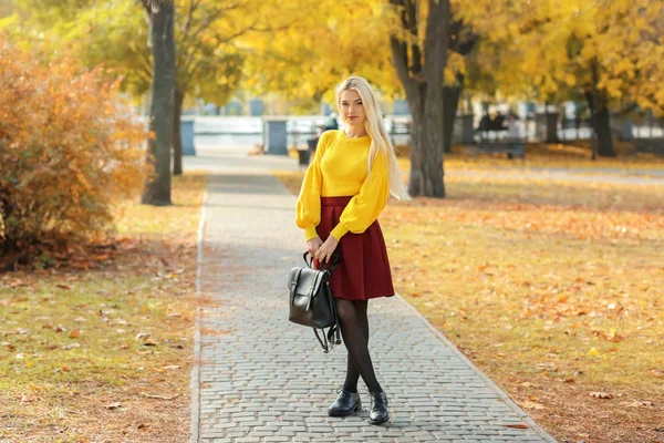 Vacker Fashionabla Kvinna Höst Park — Stockfoto