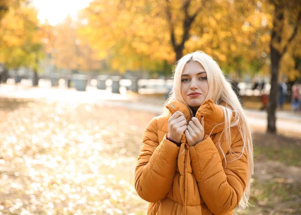 Schöne Modische Frau Herbst Park — Stockfoto
