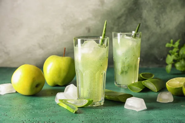 Gläser Mit Gesundem Aloe Cocktail Auf Farbtisch — Stockfoto