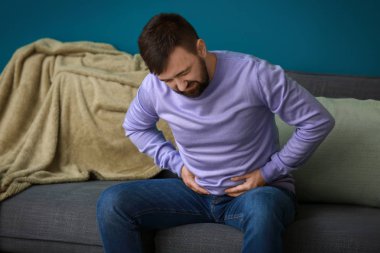 Adam evde karın ağrısı acı