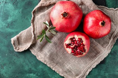 Renk arka plan üzerinde olgun nar