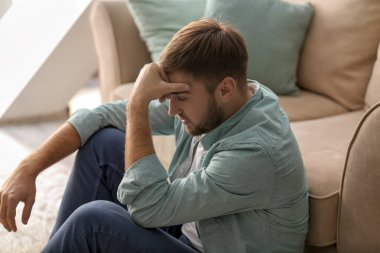 Yalnız depresif adam evde