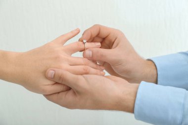 Nişanlısının parmak açık renkli karşı koyarak nişan yüzüğü genç adam