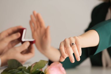 Genç kadın zaten nişanlı çünkü evlenme teklifi reddetme