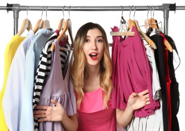 Güzel genç kadın ve beyaz arka plan üzerinde farklı kıyafet ile kabin