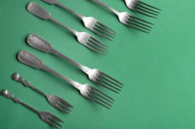 Renkli arka plan üzerinde gümüş çatal kümesi