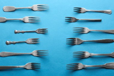 Renkli arka plan üzerinde gümüş çatal kümesi