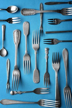 Renkli arka plan üzerinde gümüş çatal bıçak takımı