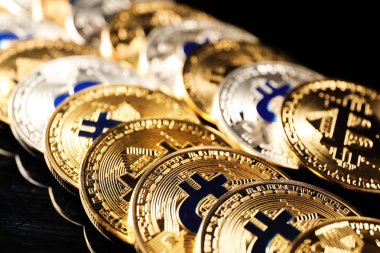 Siyah arka plan üzerine Bitcoins