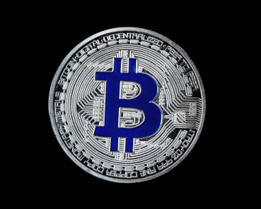 siyah arka plan üzerine bitcoin