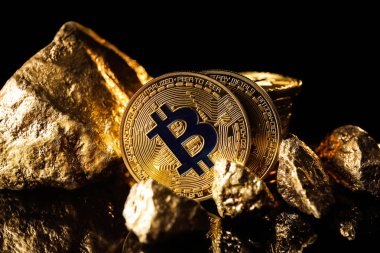 Siyah arka plan üzerine Bitcoins ve altın nuggets
