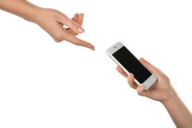 Cep telefonu beyaz arka plan üzerinde geçerken eller