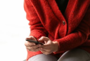 Kadın açık renkli, closeup üstünde hareket eden telefon ile