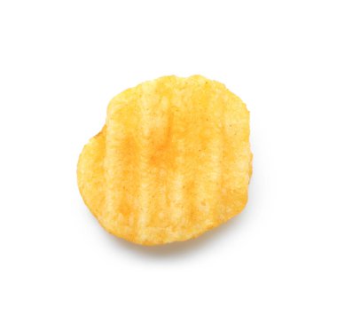 Beyaz zemin üzerine lezzetli patates cipsi