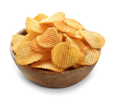 Beyaz arka planda lezzetli patates cipsli kase