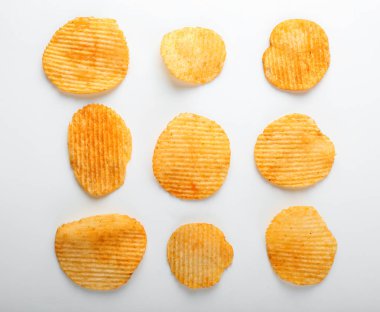 Beyaz zemin üzerine lezzetli patates cipsi