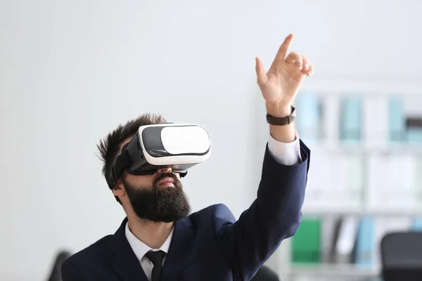 Businessman Wearing Virtual Reality Glasses Office — Stock Photo, Image