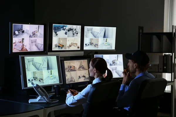 Güvenlik Görevlileri Gözetleme Odasındaki Kameraları Izliyorlar — Stok fotoğraf