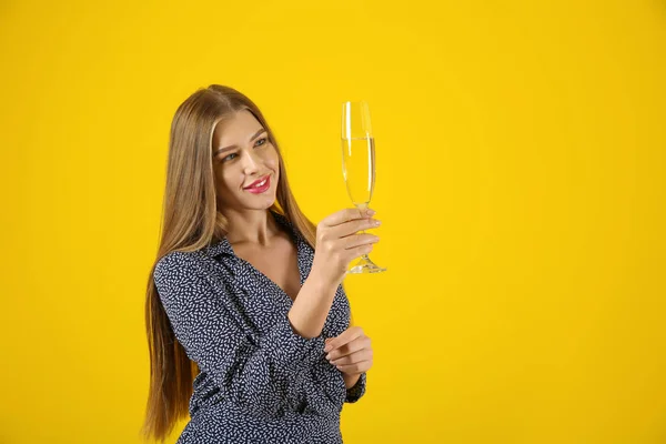 Mooie Jonge Vrouw Met Glas Champagne Kleur Achtergrond — Stockfoto