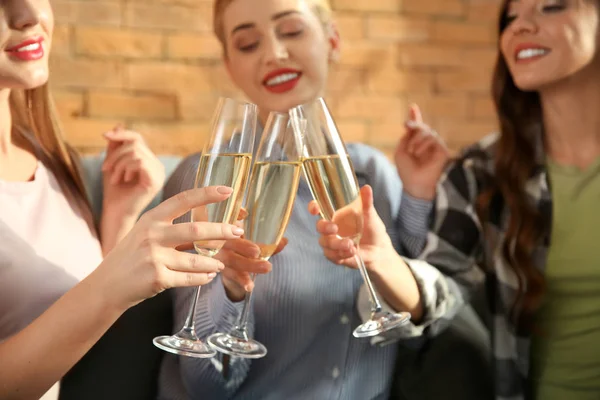 Hermosas Mujeres Jóvenes Bebiendo Champán Casa —  Fotos de Stock