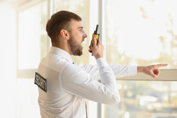 Male Security Guard Portable Radio Transmitter Indoors — Stock Photo, Image