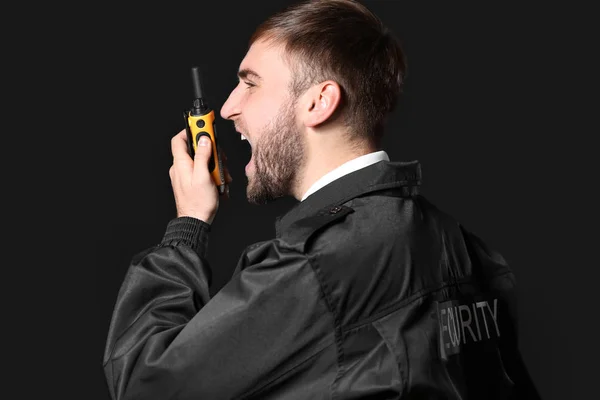 Gardien Sécurité Masculin Avec Émetteur Radio Portable Sur Fond Sombre — Photo