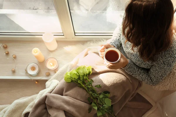 Frau Mit Strauß Schöner Grüner Rosen Trinkt Tee Fenster — Stockfoto