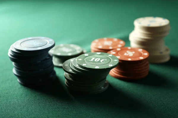 Chips Auf Farbtisch Casino — Stockfoto