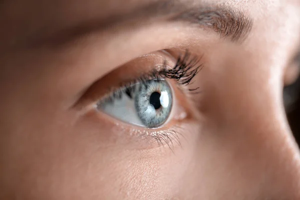 Ung Kvinna Med Vackra Ögon Närbild — Stockfoto