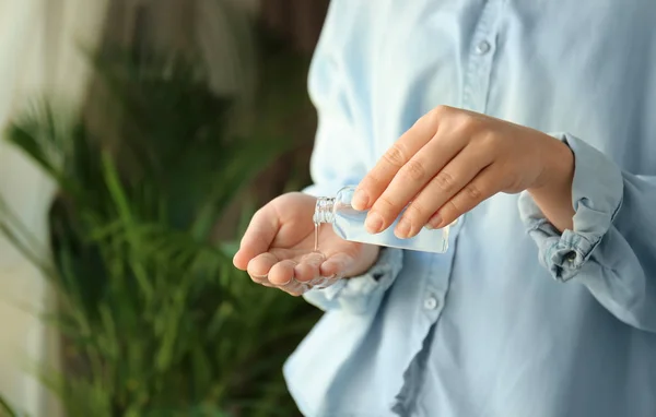 Wanita Menggunakan Gel Tangan Antibakteri Closeup — Stok Foto