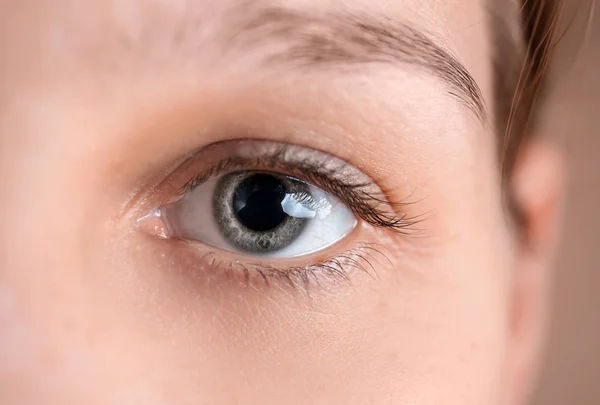 Jovem Mulher Com Olhos Bonitos Close — Fotografia de Stock