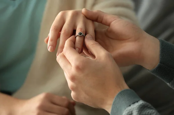年轻人把订婚戒指放在未婚妻的手指上 特写镜头 — 图库照片