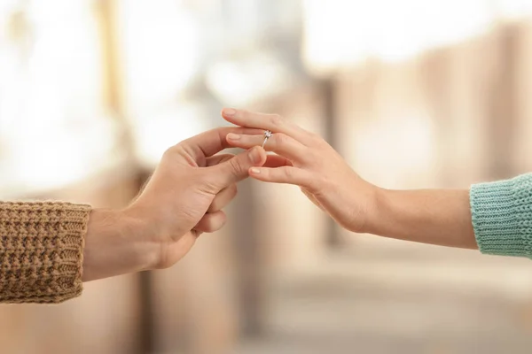 Joven Poniendo Anillo Compromiso Dedo Prometida — Foto de Stock