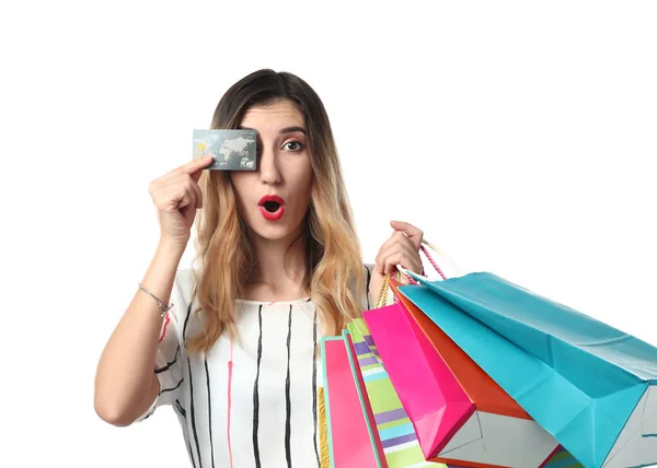 Schöne Junge Frau Mit Einkaufstaschen Und Kreditkarte Auf Weißem Hintergrund — Stockfoto