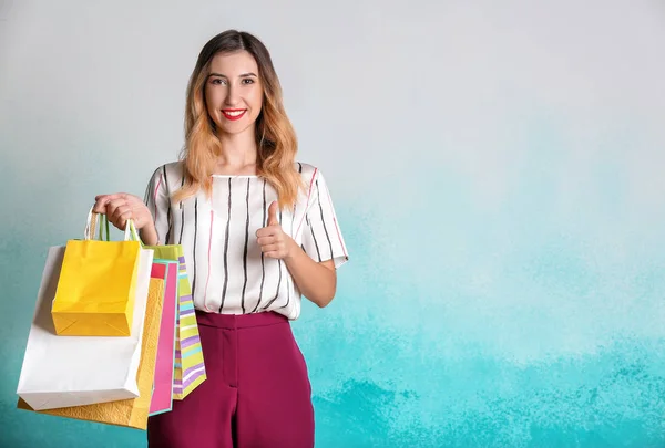 Mulher Bonita Com Sacos Compras Mostrando Polegar Para Cima Fundo — Fotografia de Stock