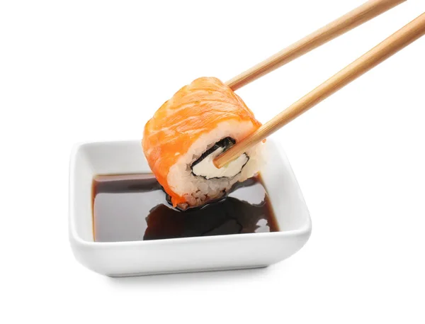 Sumergir Sabroso Rollo Sushi Tazón Con Salsa Sobre Fondo Blanco —  Fotos de Stock