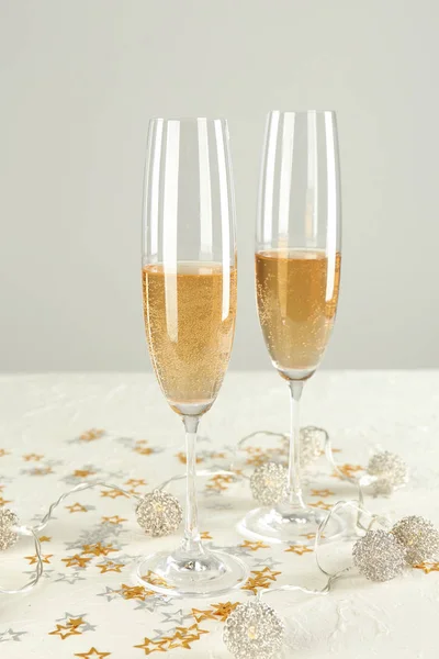 Verres Champagne Avec Décor Sur Table Blanche — Photo