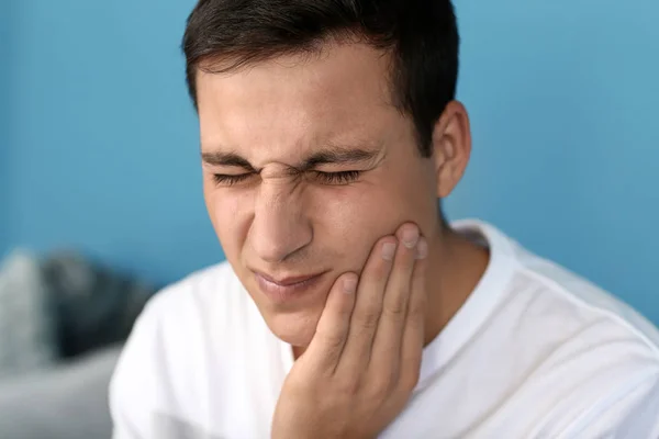 Молодий Чоловік Який Страждає Від Зубного Болю Вдома — стокове фото