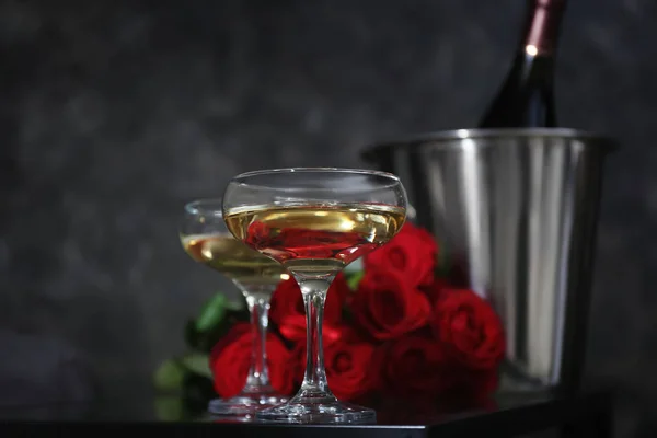 Bicchieri Champagne Sul Tavolo Scuro — Foto Stock